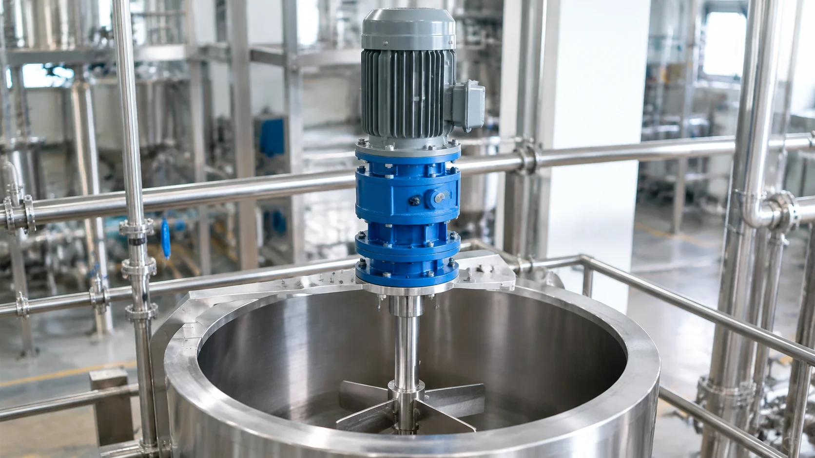 750W vertical configuration AC gear reducer motor mounted above an agitator tank with 28 mm output shaft